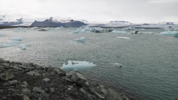Lagoa Glaciar Islândia Com Vídeo Panorâmico Esquerda Para Direita — Vídeo de Stock