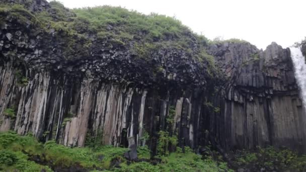 Zlanda Daki Svartifoss Şelalesi Nde Soldan Sağa Doğru Vidyo Yayını — Stok video