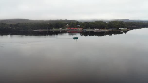 Aérea Drone Volando Alrededor Barco Pesca Gran Lago Strahan Tasmania — Vídeo de stock