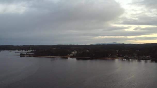 Aérea Drone Volando Hacia Puerto Barcos Durante Una Mañana Nublada — Vídeo de stock