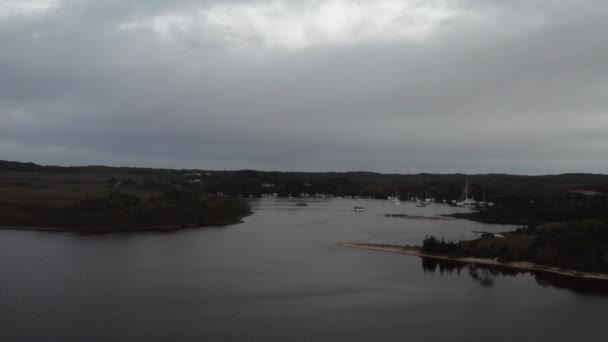 Aeronave Drone Voando Direção Porto Barcos Tasmânia — Vídeo de Stock