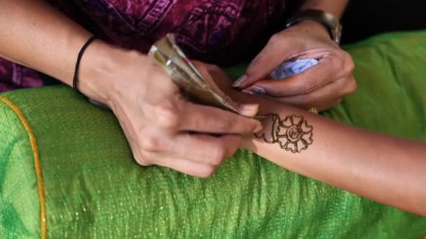 Mehndi Henna Tatuaż Dekoracja Rękach — Wideo stockowe