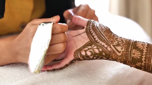 女性手中Mehendi Henna申请程序的特写镜头 — 图库视频影像
