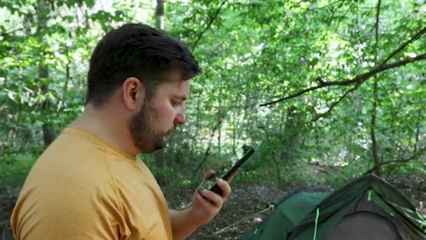 Turista Campeggio Foresta Cercando Chiamare Telefono Fuori Portata Alla Ricerca — Video Stock