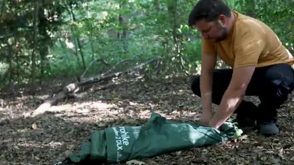 Nagyítás Tekintettel Férfi Turista Gördülő Fel Egy Sátor Erdei Kemping — Stock videók