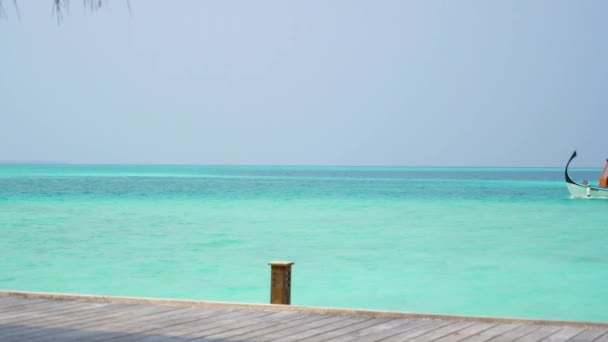 Barco Madera Maldivas Moviéndose Través Bahía Agua Azul Para Atracar — Vídeos de Stock