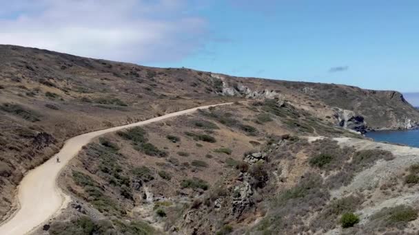 Solowy Rowerzysta Jeżdżący Polną Drogą Catalina Island Backcountry California — Wideo stockowe