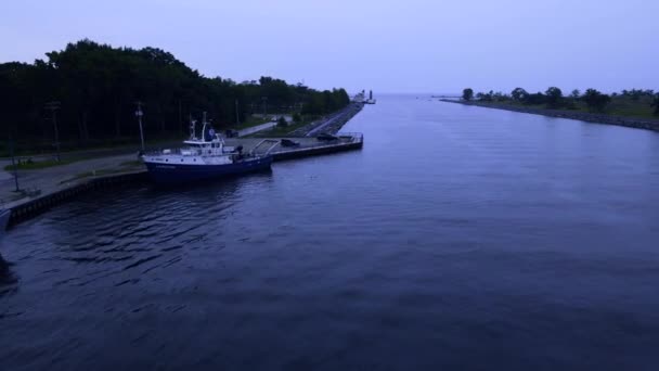 Popychając Zachód Przez Kanał Jeziora Muskegon Wczesnym Ponurym Rankiem — Wideo stockowe