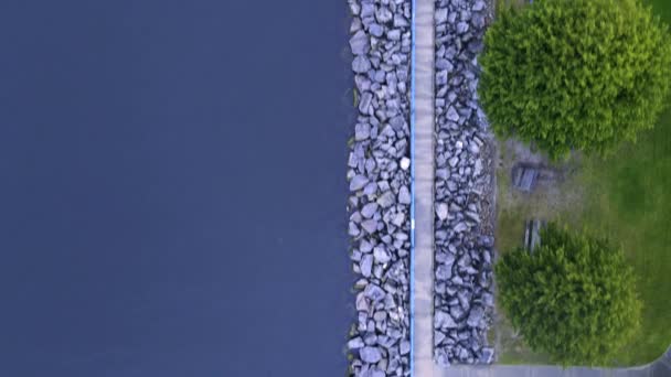 マスキーゴン海峡の南側の石板の上の鳥の目のトラック — ストック動画