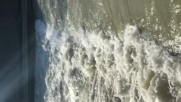 Güçlü Nehir Suyunun Weir Şelalesinden Aşağı Akışını Yavaş Çekim Görüntüsü — Stok video