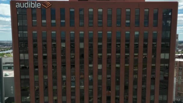 Rutgers Business School Building Збільшений Знімок Логотипу Audible Компанії Amazon — стокове відео