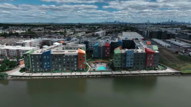 Комплекс Апартаментов Waterfront Ньюарке Нью Джерси Красочные Жилые Здания Дей — стоковое видео