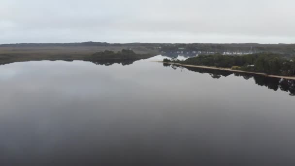 Aéreo Drone Voando Sobre Lago Cristal Ainda Direção Porto Cheio — Vídeo de Stock