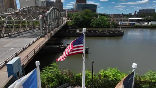 Amerikansk Flagga Viftar Över Newarkbron Flygfoto Passaic River Och Stadens — Stockvideo