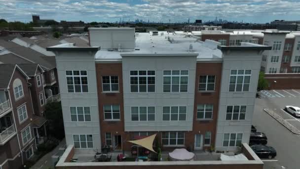 Lägenhet Komplex Newark New Jersey Stigande Flygfoto Avslöjar Nyc Skyline — Stockvideo