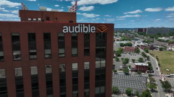Аудиторський Логотип Стороні Будівлі Rutgers Business School Amazon Company Newark — стокове відео