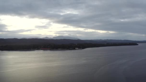 Aérea Drone Volando Sobre Gran Lago Hacia Las Montañas Horizonte — Vídeo de stock