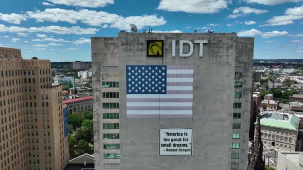 Siège Idt Newark New Jersey Grand Bâtiment Avec Drapeau Américain — Video