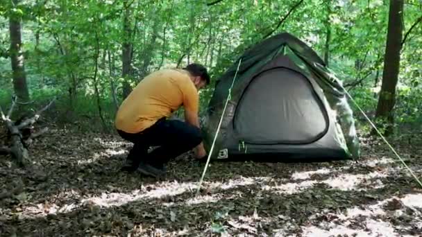 Turistmannen Justerar Tältet Campingplats Skogen Zoom Sikte — Stockvideo