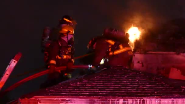 Vigili Del Fuoco Spengono Incendio Sul Tetto Edificio Residenziale — Video Stock