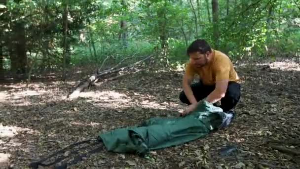 Jovem Adulto Rolo Colocar Tenda Saco Após Noite Acampamento Floresta — Vídeo de Stock