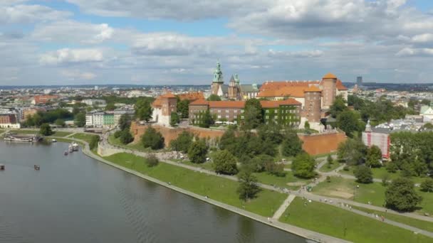 Drone Flies Forward Wawel Kungliga Slottet Krakow Polen — Stockvideo