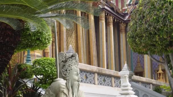 Zdjęcie Grand Palace Biorąc Ziemi Pochmurny Dzień Bangkoku — Wideo stockowe