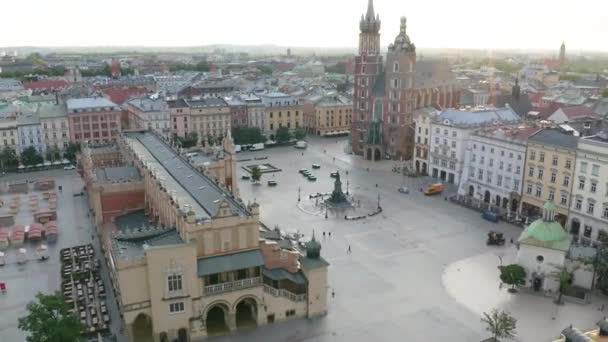 Aerial Pullback Avslöjar Krakow Polens Torg Gamla Stan Vid Soluppgången — Stockvideo