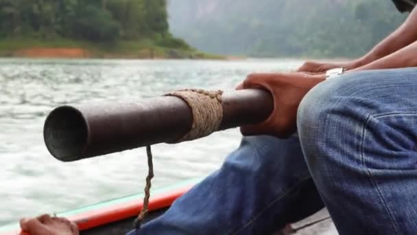 Man Kör Longtail Båt Området Khao Sok National Park Södra — Stockvideo