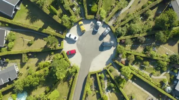 Birds Eye View Cars Estacionado Circular Garden City Brondby Dinamarca — Vídeos de Stock