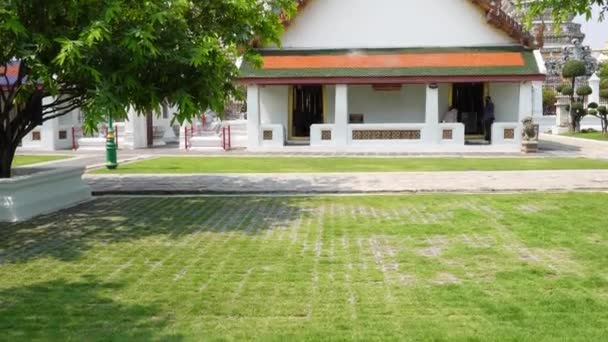 Wspaniały Strzał Wat Arun Ogród Wokół Świątyni Bangkoku Jasnym Niebieskim — Wideo stockowe