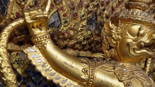 Vacker Gyllene Skulptur Det Imponerande Och Gyllene Grand Palace Bangkok — Stockvideo