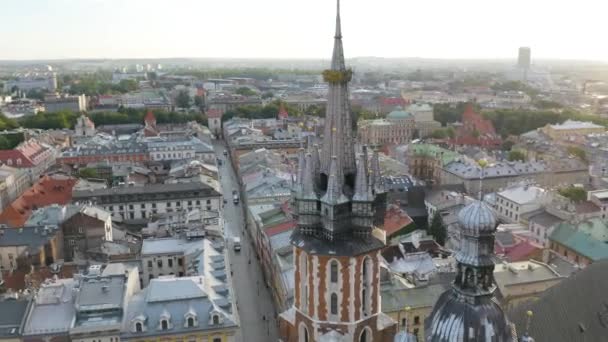 波兰克拉科夫具有两座塔楼的地标大教堂上方的无人机轨道 — 图库视频影像