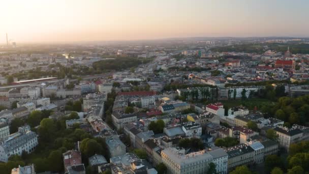 美丽的夏日日出期间波兰克拉科夫市风景迷人的空中景观 — 图库视频影像