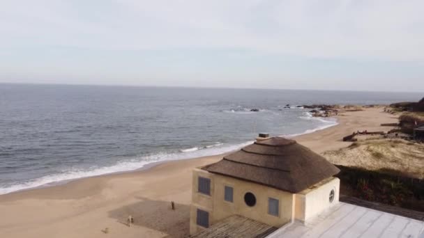 Vista Aérea Casa Frente Playa José Ignacio Durante Día Soleado — Vídeos de Stock