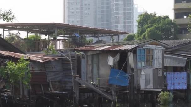 バンコクの裏側 アジアの首都タイの貧しい地域にある古い木造の家 — ストック動画