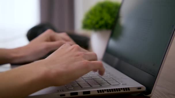 Руки Печатают Ноутбуке — стоковое видео