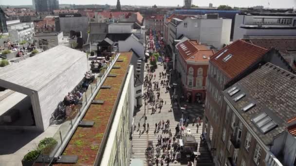 Blick Auf Die Einkaufsstraße Innenstadt Vom Sinkenden Dach Aarhus Dänemark — Stockvideo