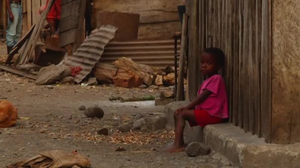 Niño Africano Sienta Alféizar Una Casa Ruinas Mientras Que Fondo — Vídeos de Stock