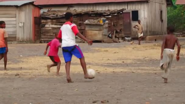 Дети Играют Футбол Убогом Пригороде Города Сан Томе Широкая Съемка — стоковое видео