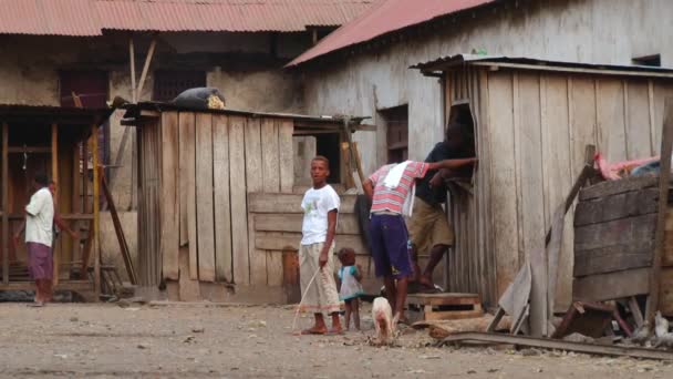 Afrikanska Bybor Står Framför Fallfärdiga Hus Afrikansk Brett Skott — Stockvideo