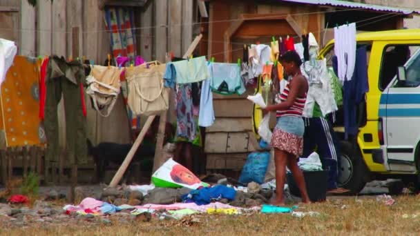 Afrikansk Dam Hänger Tvätten Klädstreck Medan Kycklingar Och Andra Djur — Stockvideo