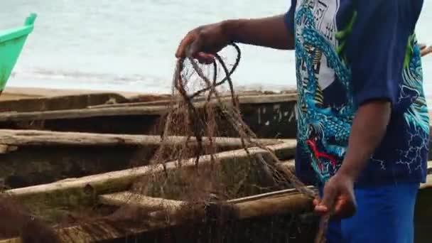 Pescador Africano Clasificando Las Redes Después Día Pesca Cerca — Vídeos de Stock