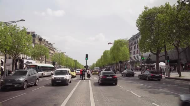 Schwerer Verkehr Und Fußgänger Auf Den Pariser Champs Elysees Paris — Stockvideo