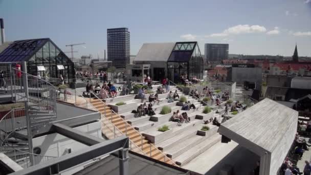 Pessoas Desfrutando Sol Telhado Aarhus Dinamarca — Vídeo de Stock