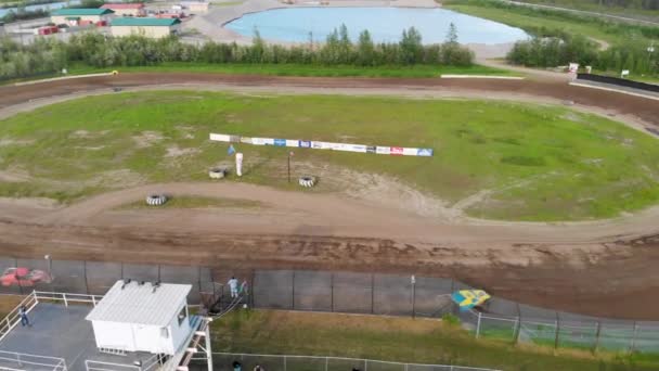 Drone Video Stock Car Racing Mitchell Raceway Fairbanks Soliga Sommarkvällar — Stockvideo