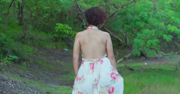 Una Mujer Joven Caminando Parte Sombreada Parque Día Soleado Usando — Vídeo de stock