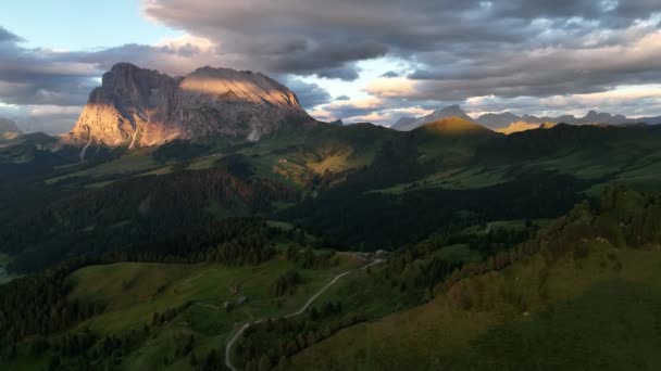 Dolomitler Dağlarında Gün Doğumu Sisli Sisli Zirvede Tepelere Giden Yürüyüş — Stok video
