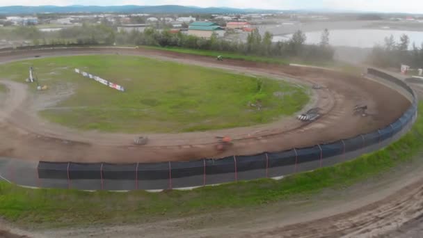 Drone Video Auto Racing Mitchell Raceway Fairbanks Durante Soleada Noche — Vídeos de Stock