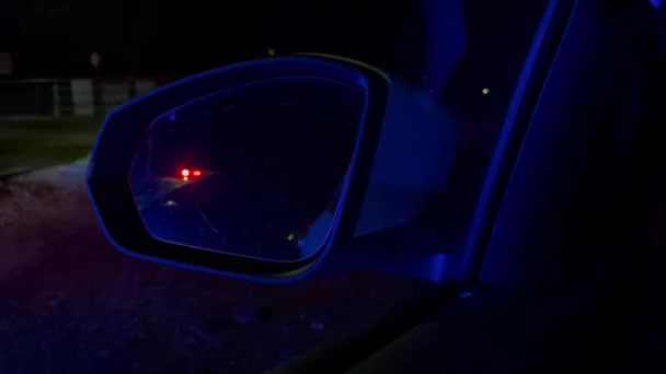 Φωτάκια Της Αστυνομίας Που Αναβοσβήνουν Πίσω Φτερό Καθρέφτη Του Αυτοκινήτου — Αρχείο Βίντεο